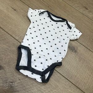 Amazon Essentials Star Print White Black / Grey Tone Baby Onesie 3-6 Months NWOT
